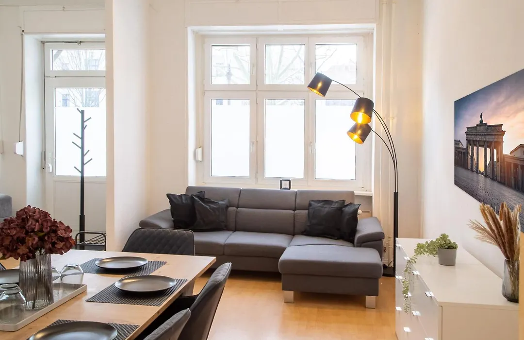 Massagesessel, King-Sized Bed, Billardtisch, 2 Couches-1