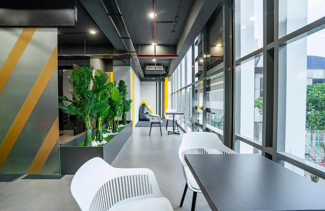 Naptapgo - Japanese Premium Pod Hotel - Walk To Noida Electronic City Metro! Wifi, Lounge-1