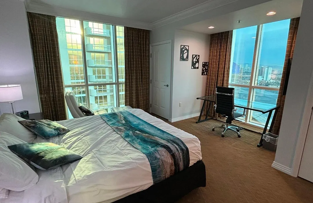 Panorama Vista Suite- 1Br 2Ba, Full Kitchen, Strip View, Balcony, Corner Unit-1