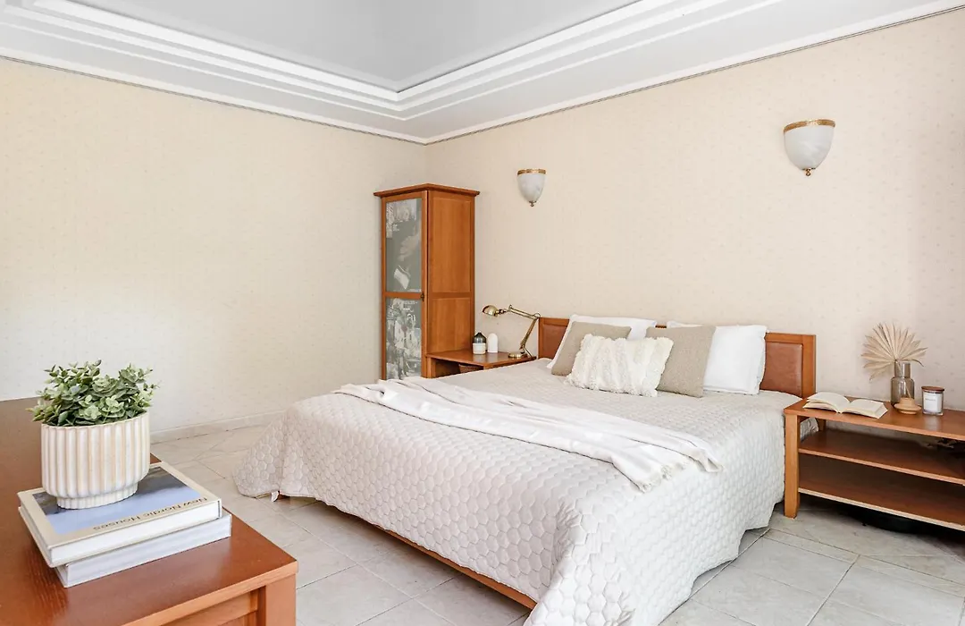 Jacuzzi Apartments X Free Parking X Self Check-In 24X7 By H&H-1
