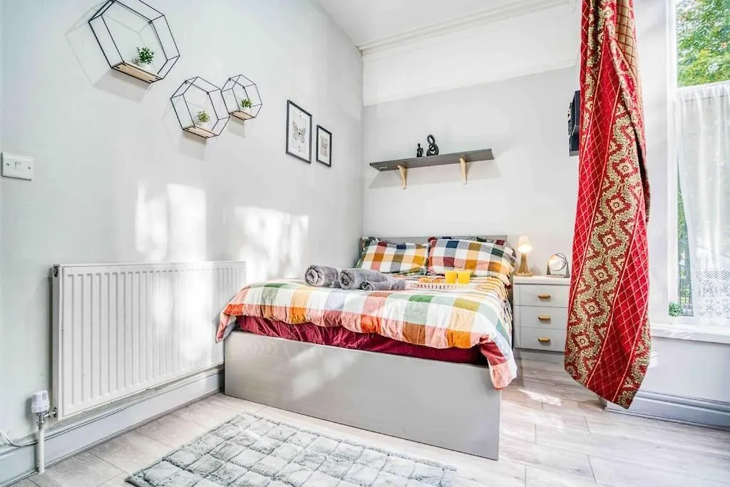 Spacious 3-Bed With Free Parking-1