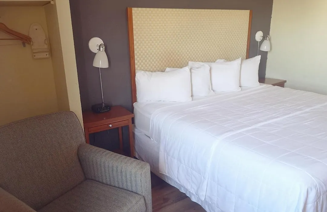 Travelodge By Wyndham Edmonton West-1