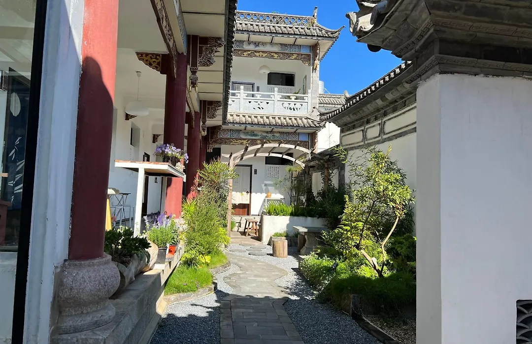 Dali Ancient Town Monster B&B-1