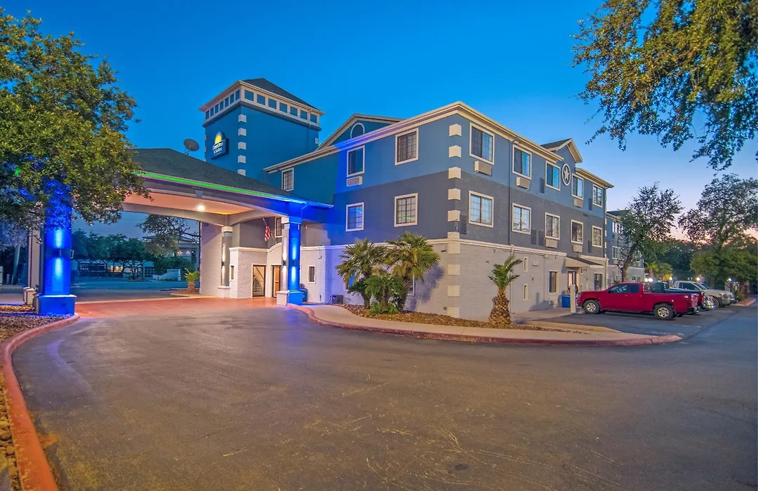Days Inn & Suites By Wyndham San Antonio North/Stone Oak-1