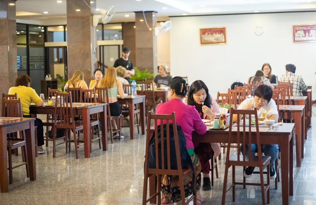 Sisombat Plaza Hotel-1