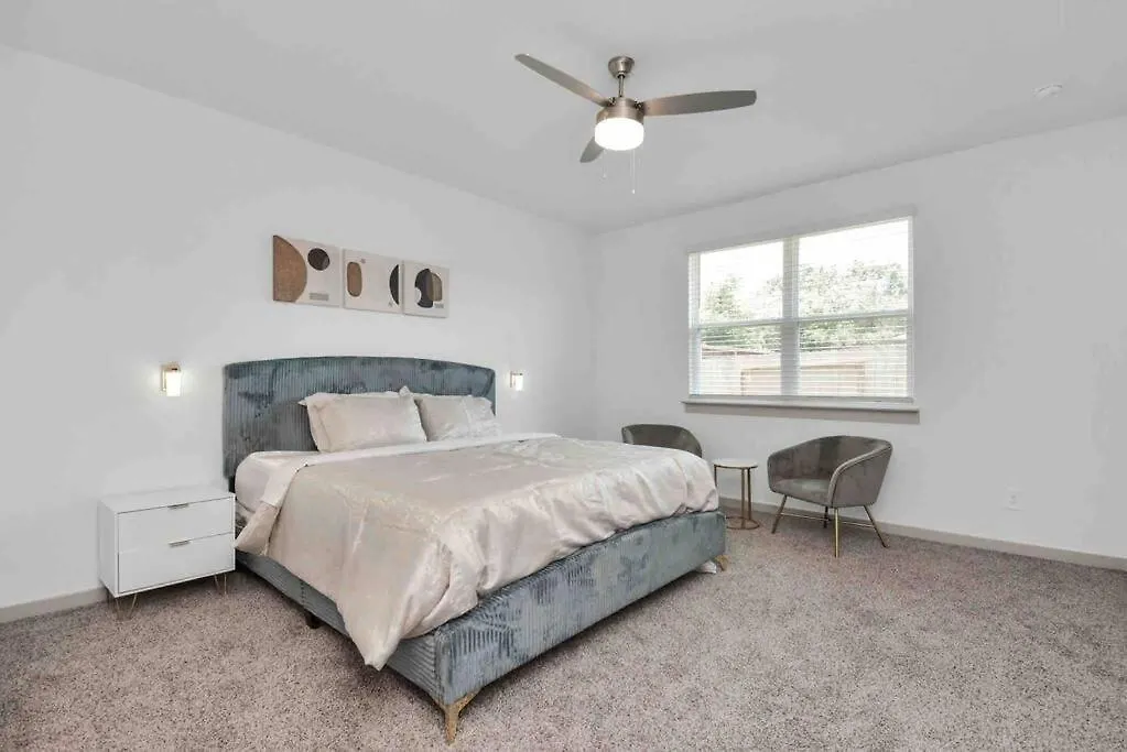 4Bedroom Escape - Near Med Center With Backyard-1