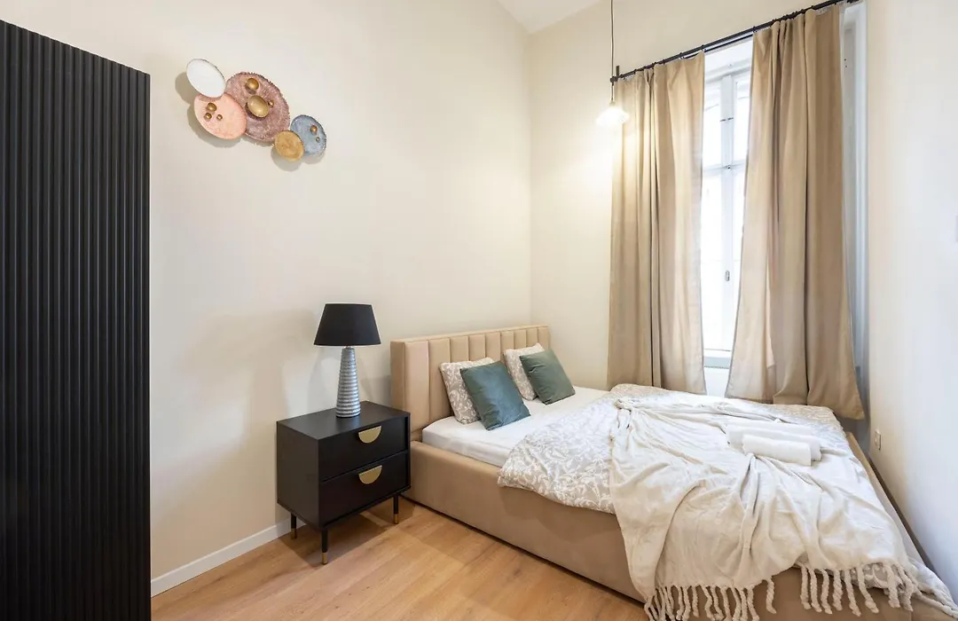 Cozy Boulevard Apartment In The Heart Of Budapest-1