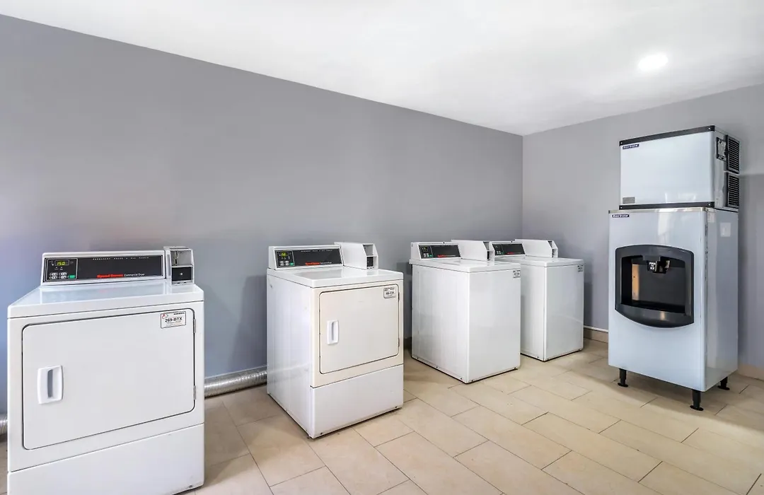 Econo Lodge Inn & Suites Virginia Beach - Norfolk-1