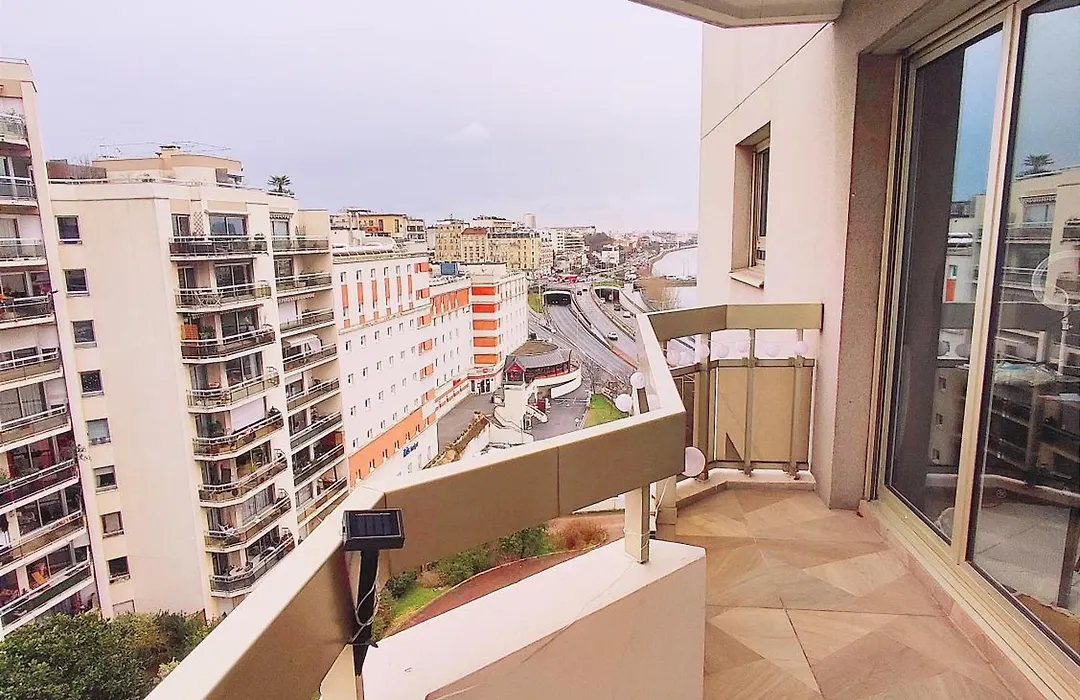 Riverside Retreat With Balcony & Parking-1