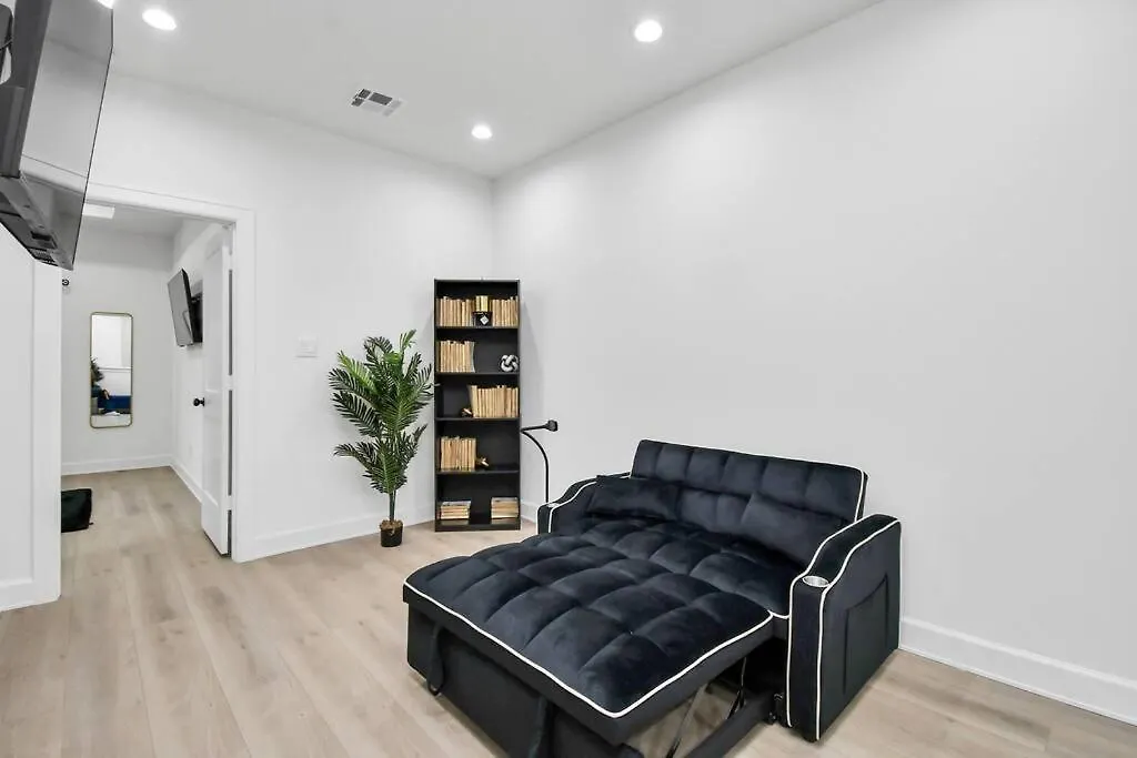 Stylish & Cozy - Hot Tub 4 Beds Near Downtown-1