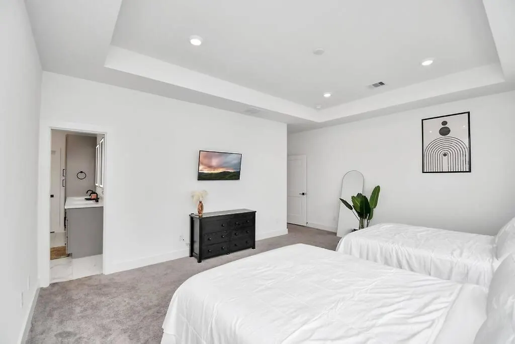 Stylish 4 Beds - Min To Downtown With Backyard-1