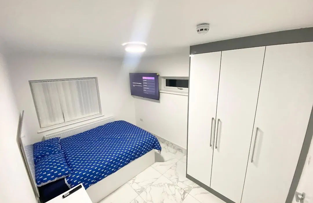 The Royal Boutique Regent Lodge By London , Sleep 8-1