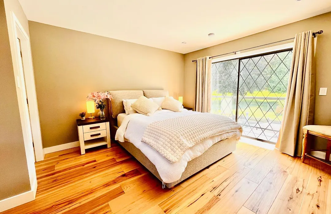 Oceanside Manor - Fancy Room - Golf Course & Beach View-1