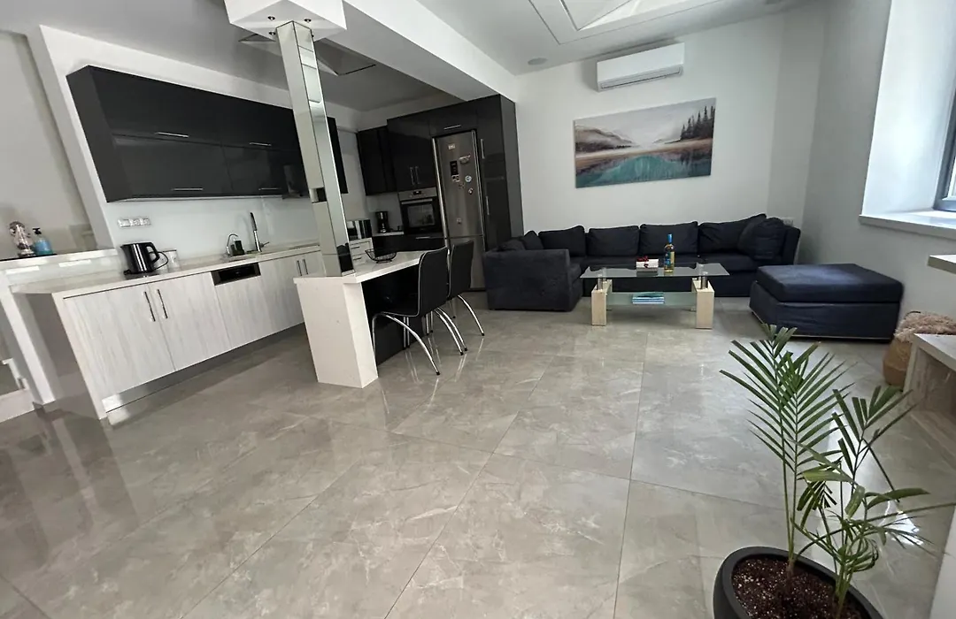 Ivory Style Maisonette Near Downtown-1