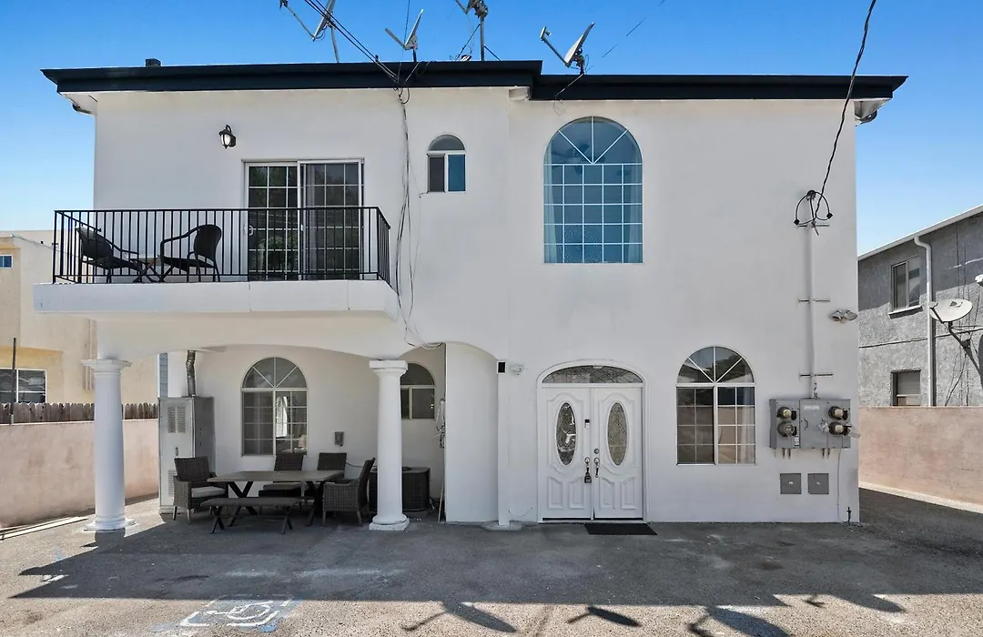 Lovely Gated 4 Bedroom & 2 Bath Unit Near Universal Studio And Hollywood-1