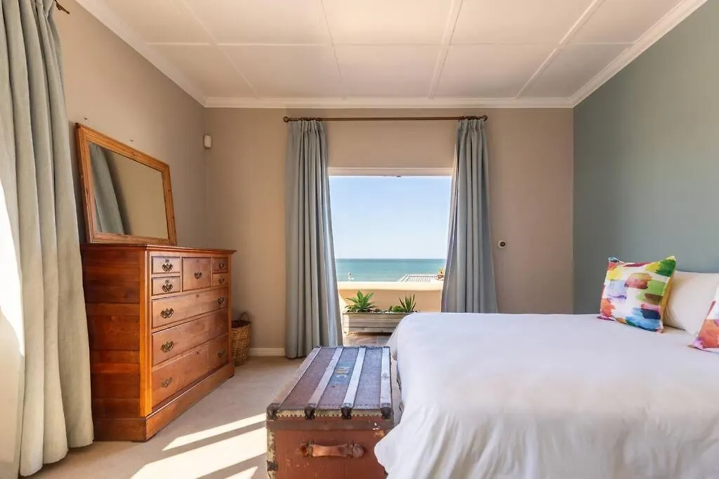 Panoramic Views With Terrace In Heart Of Kalk Bay-1
