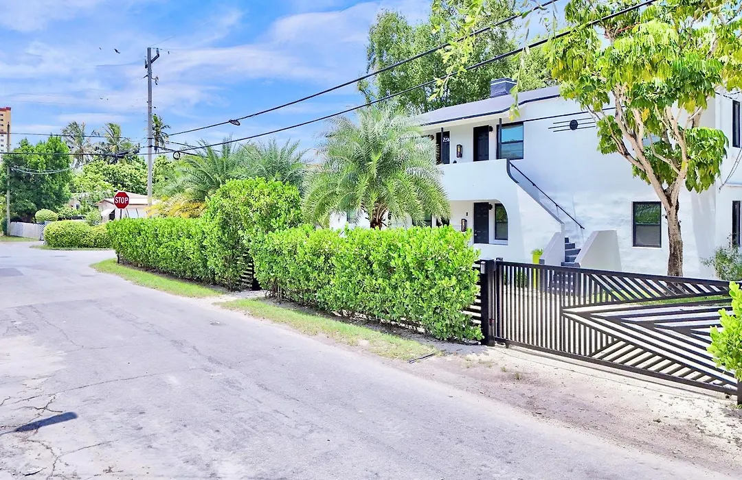 3 Seasons At The Carrington 3 Two Bedroom 1 Bath Apts -6 Bedrooms 3 Bathrooms And 3 Bedroom 2 Bathroom Villa-1