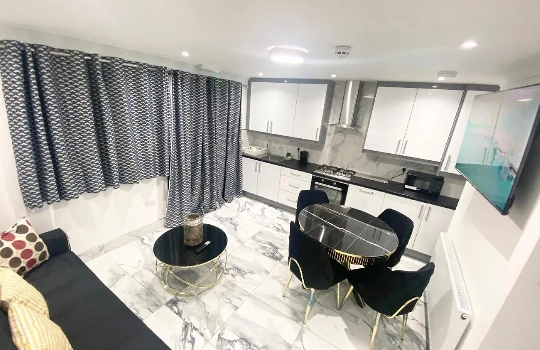 The Royal Boutique Kensington Lodge By London , Sleep 11-1