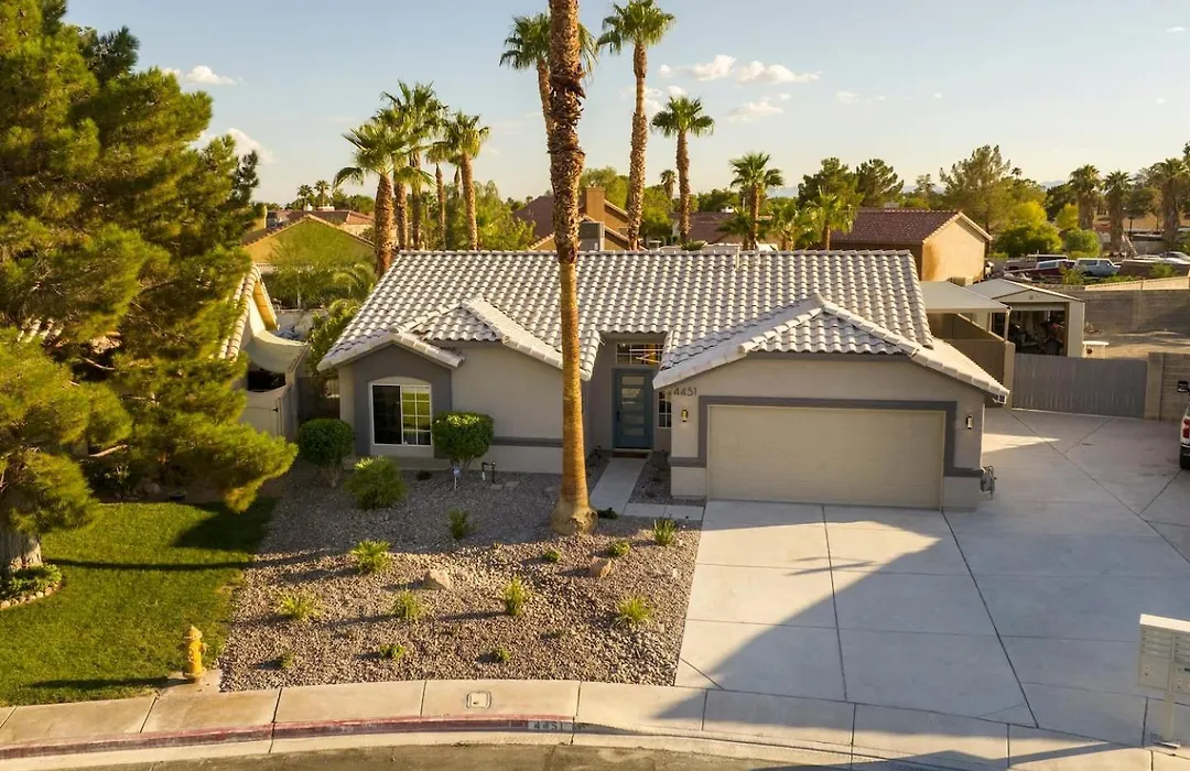 Oasis In The Desert W Heated Pool Fully Renovated-1