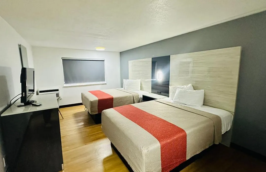 Evergreen Inn & Suites Portland (Adults Only)-1