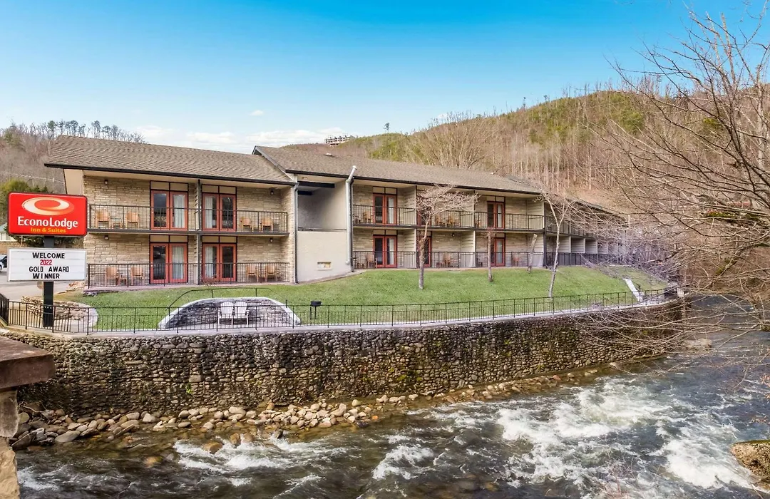 Econo Lodge Inn & Suites On The River-1