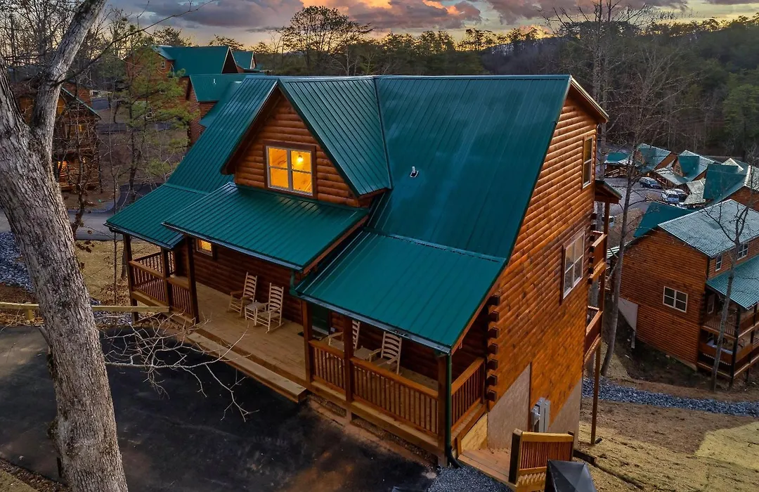 Happy Bear Lodge - 1 Mile To Parkway - Hot Tub, Pool Table & Theater!-1