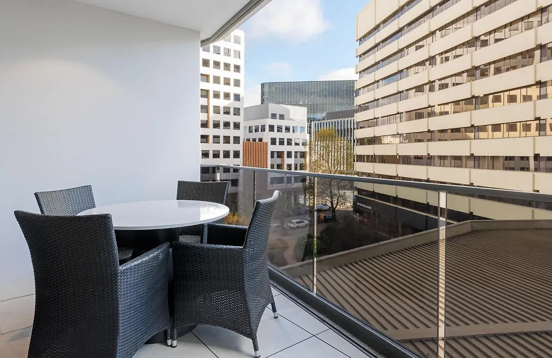 Meriton Suites Canberra-1