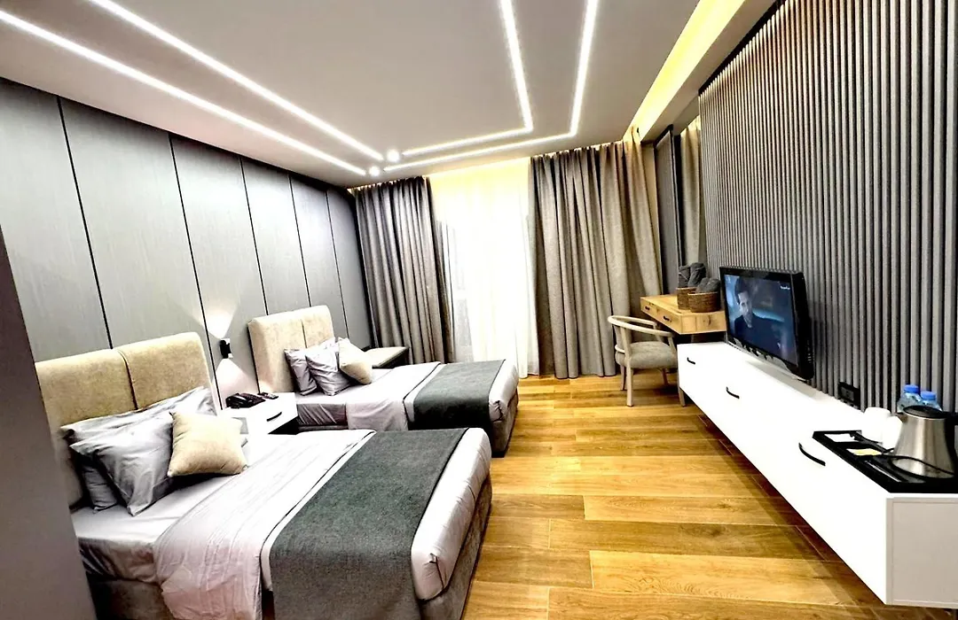 Queens Suite Hotel-1