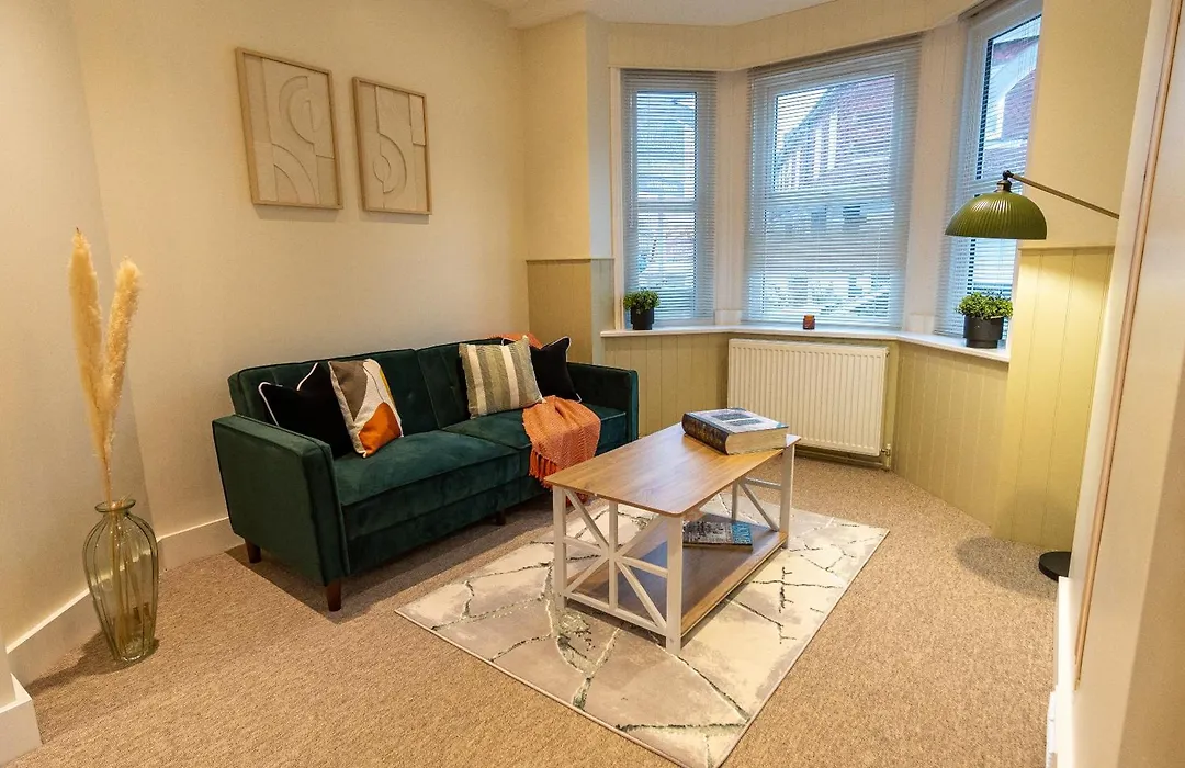 Spacious 2-Bedroom Eastbourne House Great Location-1