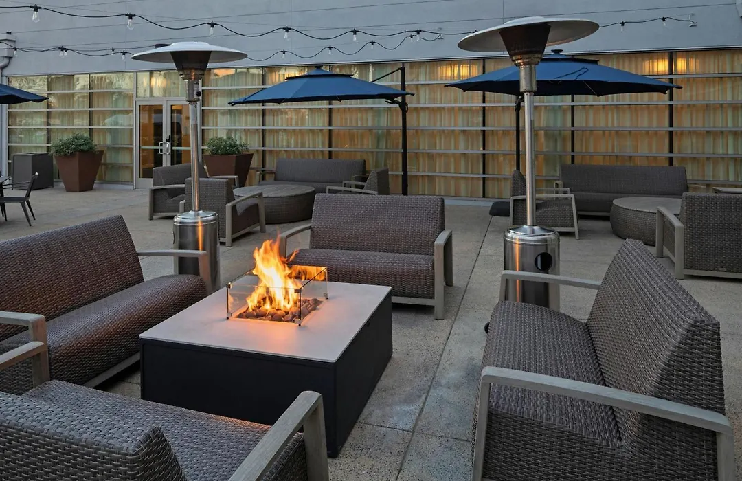 Courtyard Long Beach Airport-1
