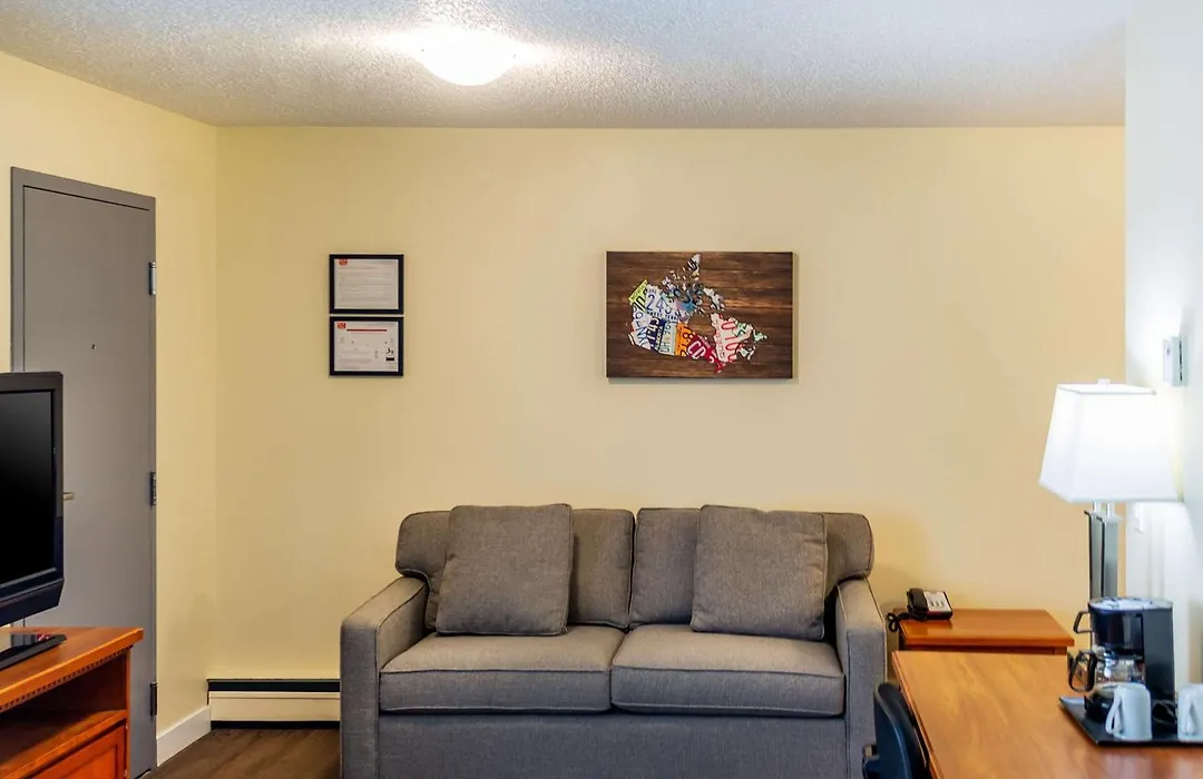 Econo Lodge Inn & Suites Calgary - University-1