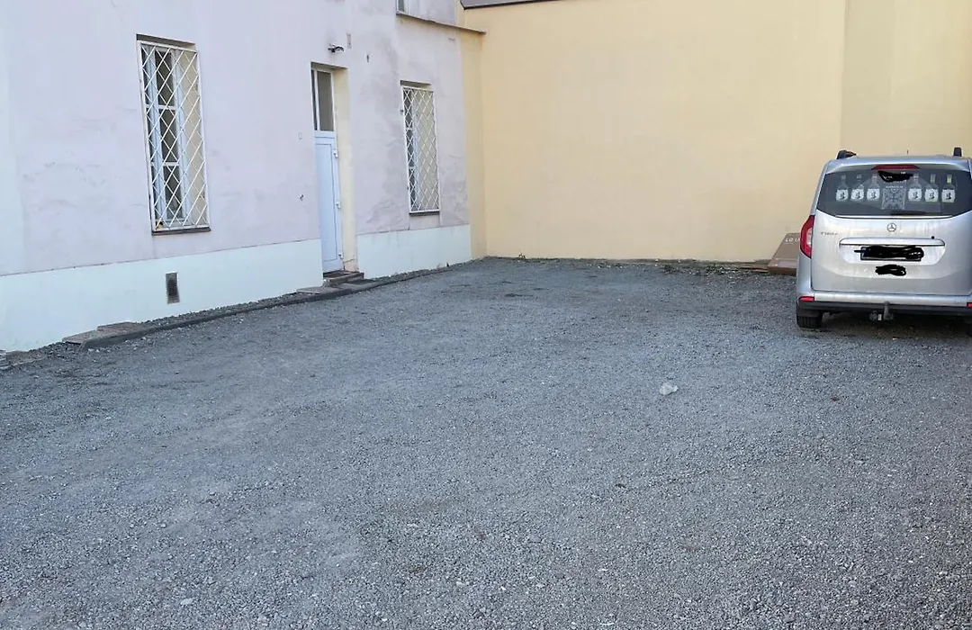 Varady'S Large Apartment With Private Parking-1