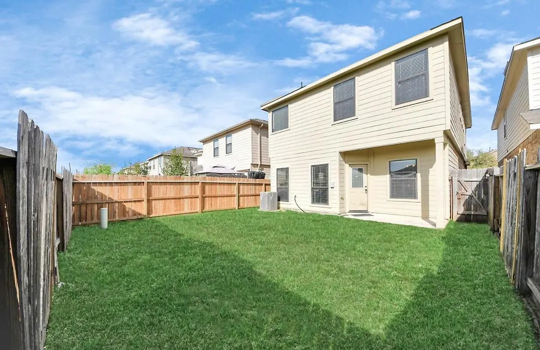 Cozy & Spacious Getaway -4Bedroom With King Bed & Backyard-1