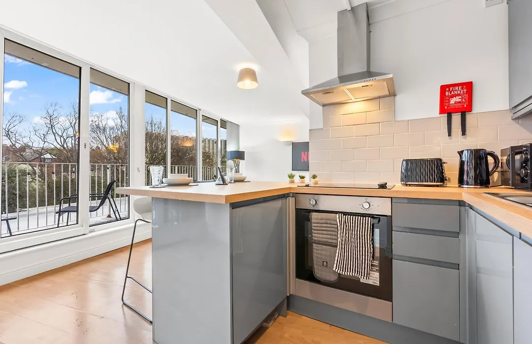 Leeds City Centre Apartment - Balcony Views - Free Parking - Fast Wifi-1