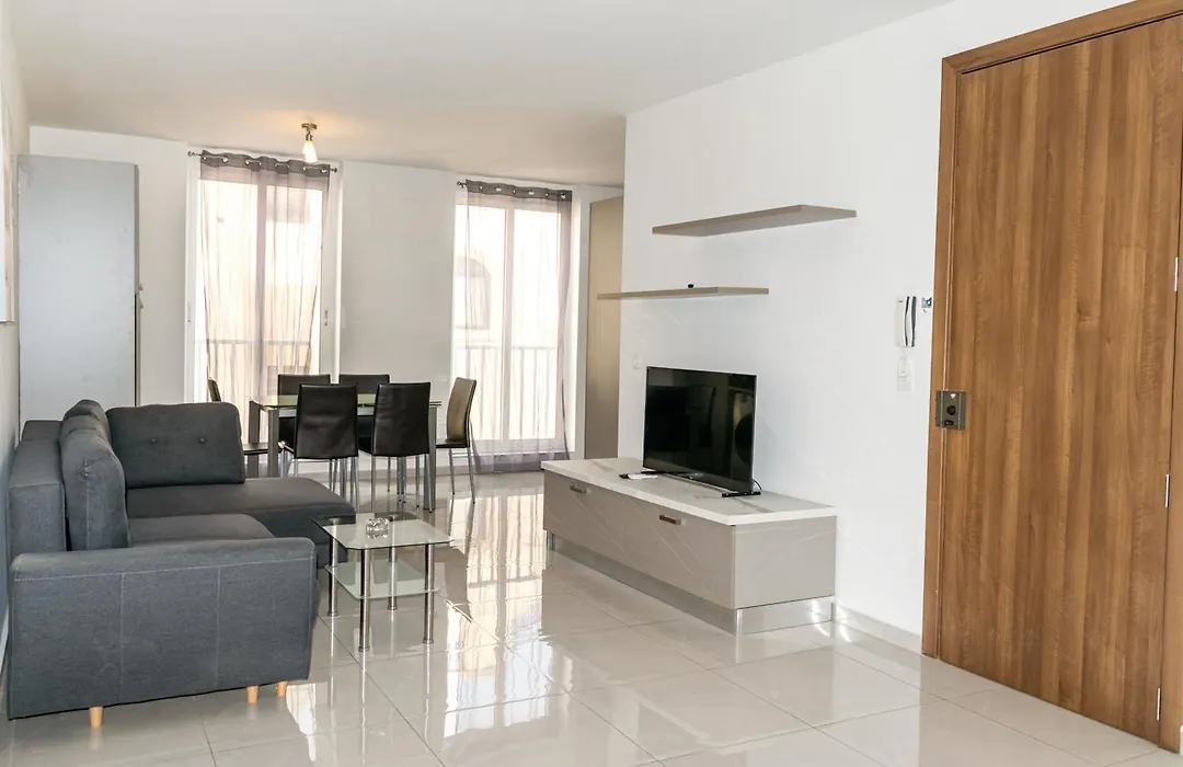 Spacious & Bright Apartment In Sliema Near Shops And Sea-1