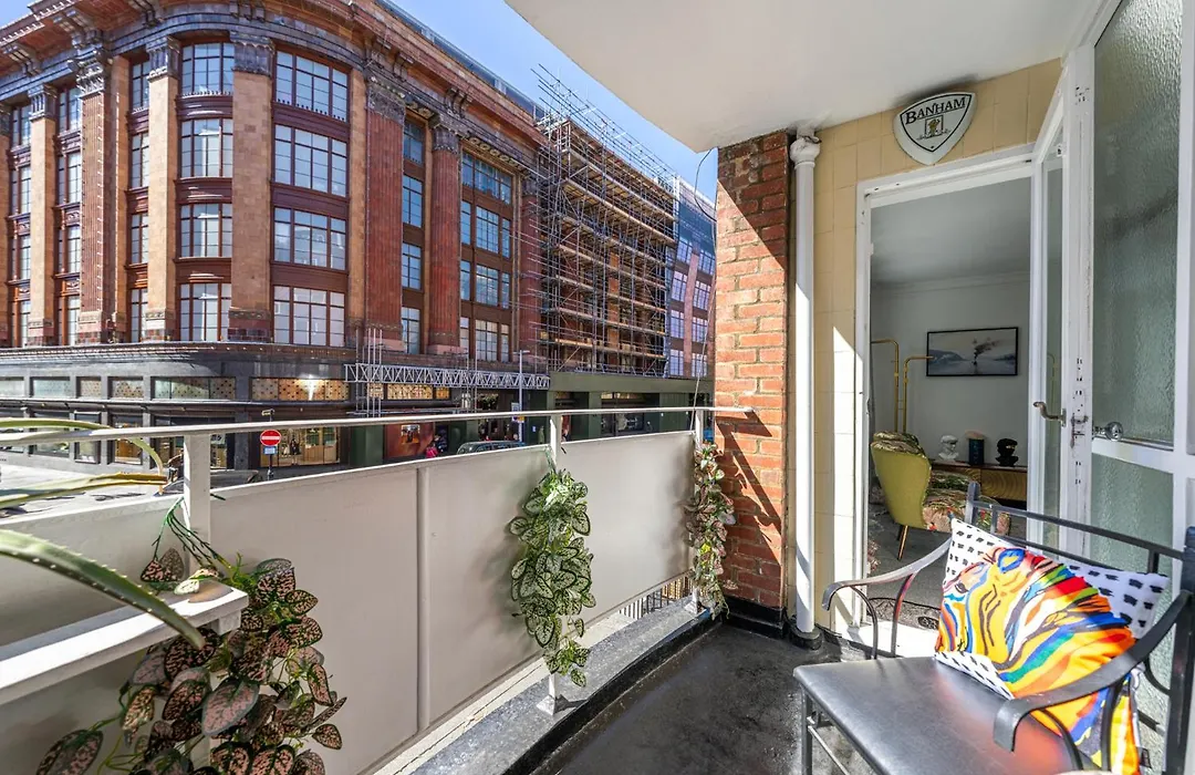 Deluxe Apartment With Terrace Over Harrods-1