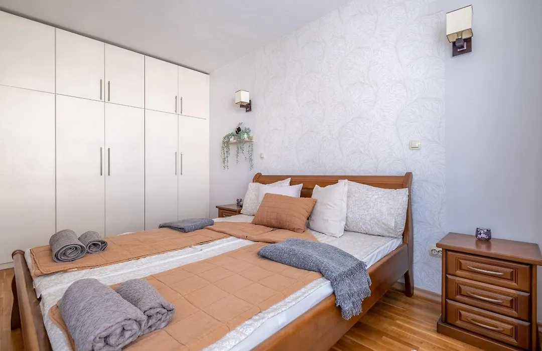 Spacious 1 Bedroom Apartment In A Lively Center-1