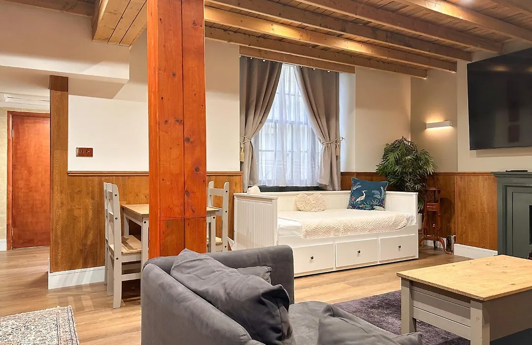 Spacious 2 Bedroom Flat Near Hyde Park By Beiroom-1