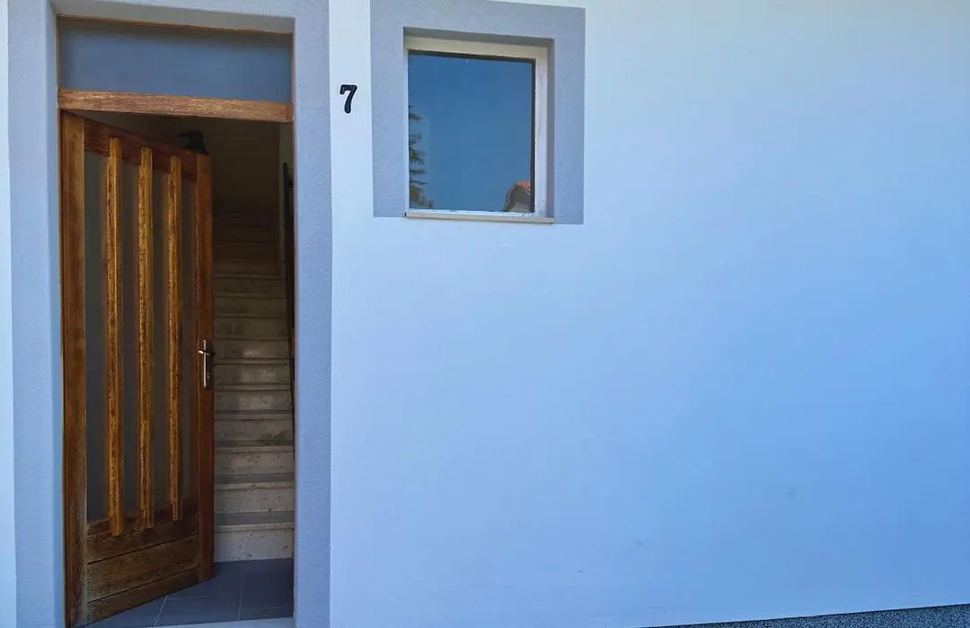 Cozy Studio With Balcony & Free Parking-1