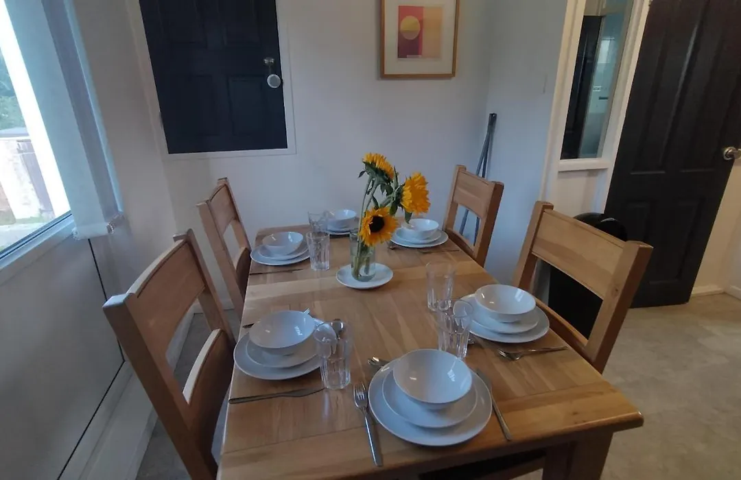 Leeson House In Harborne, Birmingham Near Botanical Gardens, Queen Elizabeth Hospital, Birmingham University, Utilita Arena, Edgbaston Cricket Ground, Cadbury World And The Midland Art Centre, With Free Parking-1