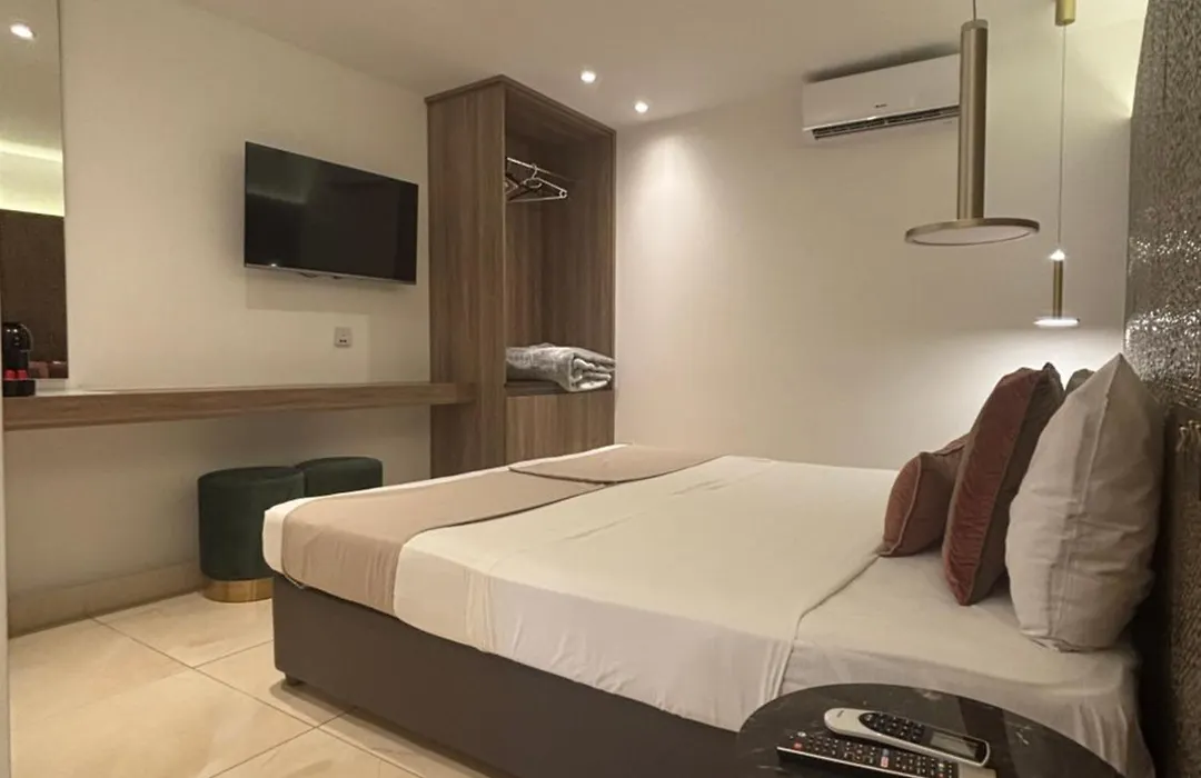 Tuck Inn-1