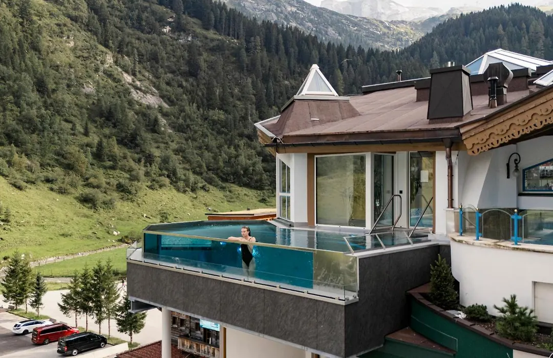 Hotel Neuhintertux 4 Sterne Superior-1