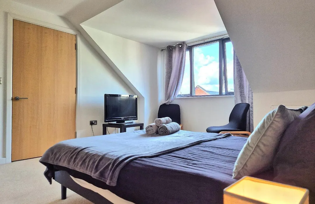 Explore London: 2 Bedroom House In Wood Green-1