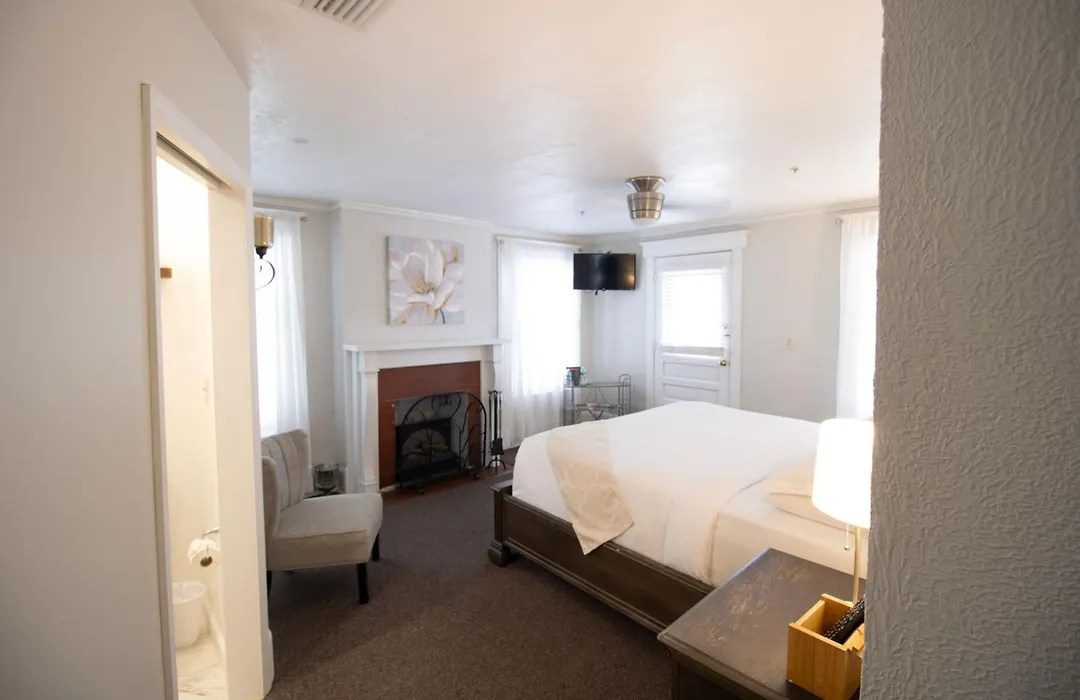 Inn On Charlotte Boutique Hotel-1