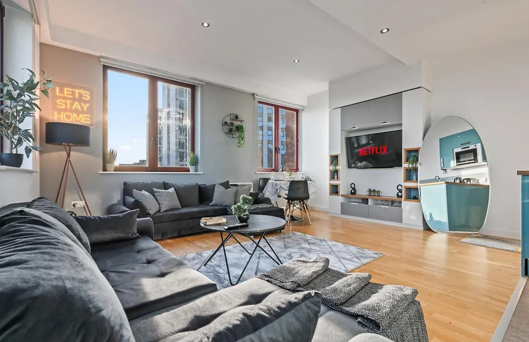 Leeds Elegant Central Flat - Sleeps 8 - Highrise View City Centre-1