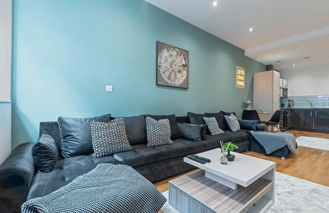 Central Leeds Flat - In City Centre - Modern Decor - Sleeps 8-1