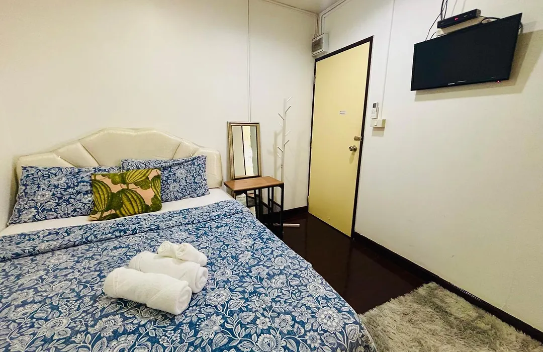 Ree House Sukhumvit Adults Only Guesthouse Near Mrt-1
