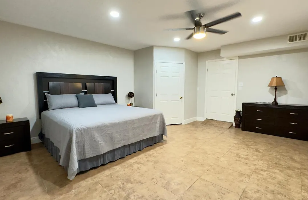 Spacious Home Sleeps 12 Ideal For Groups-1