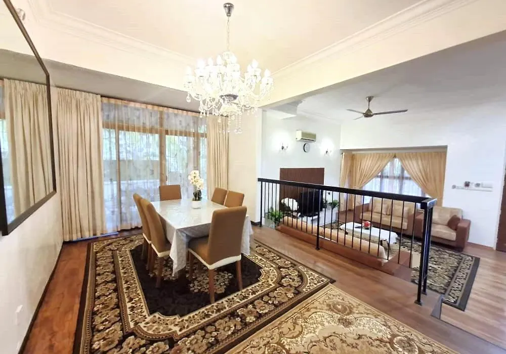 5-Bedroom Ferringhi House With Wifi , Netflix , Bbq Set , 5 Minutes Walk To Beach-1