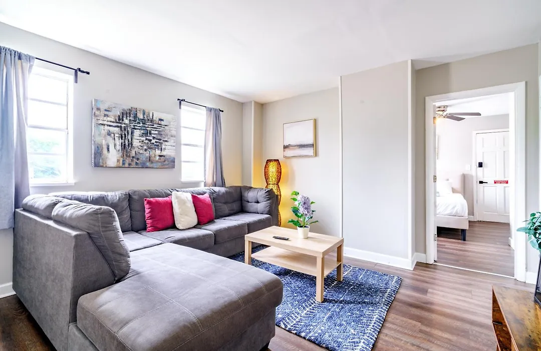 Jungle House Columbus Downtown Free Parking Sleeps 6 - Steps To Convention Center & Nationwide Arena - 1Br Short North Luxury Home - Over 5,800 Five Star Stays-1